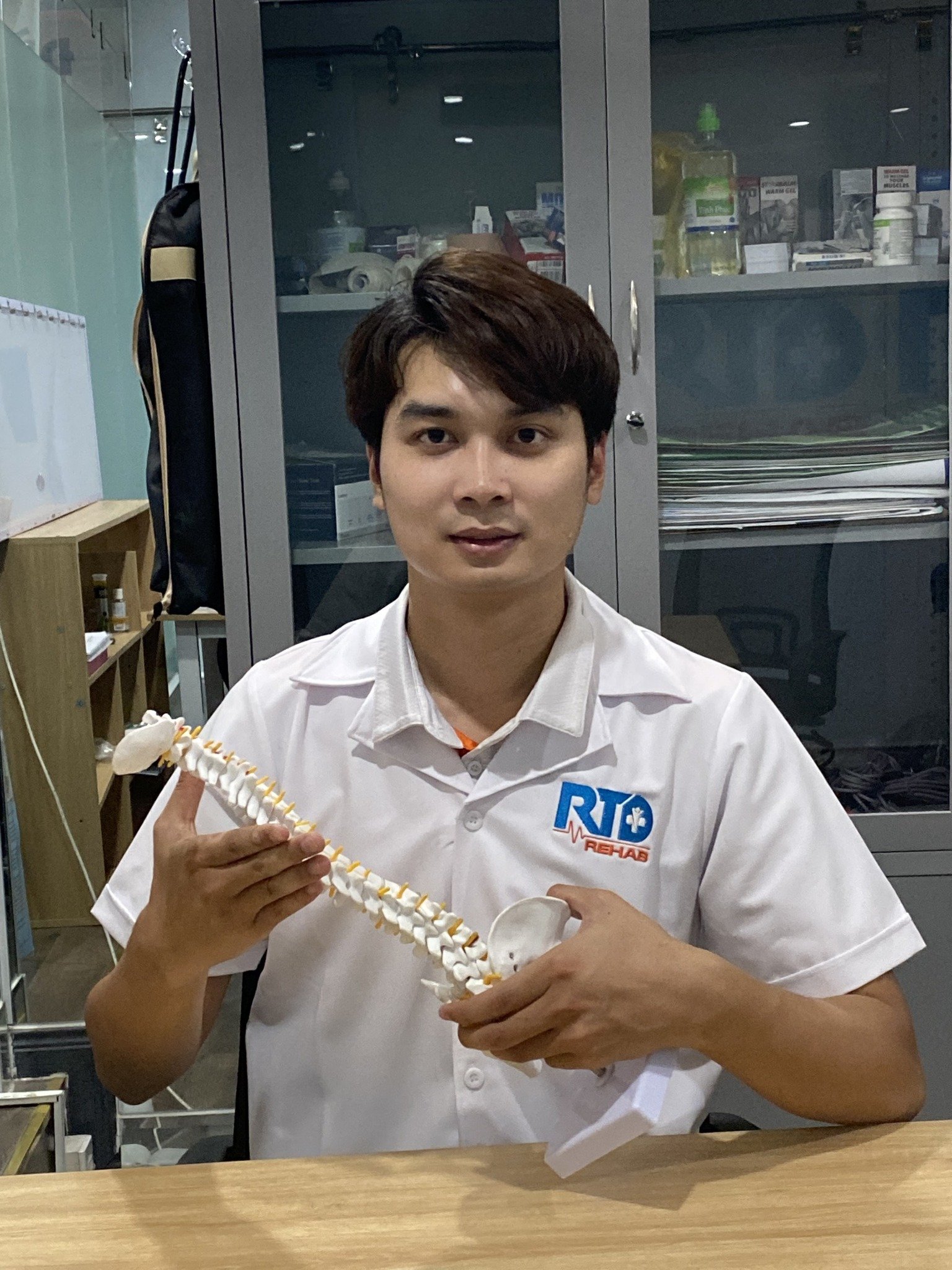 Bác sĩ Nguyễn Minh Tú: người từng “chữa sai” cho chính mình — và hành trình trả lại cho người ta quyền tự chủ trên cơ thể