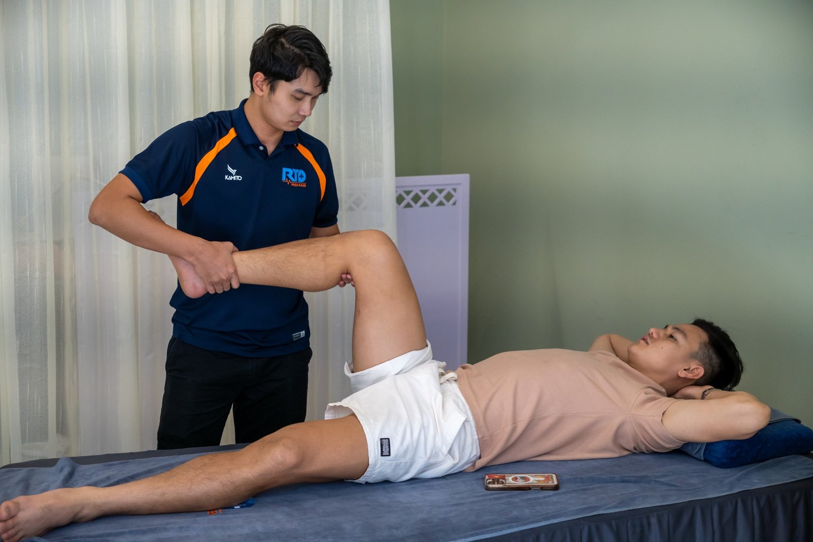 Bác sĩ Nguyễn Minh Tú thăm khám khớp gối cho bệnh nhân