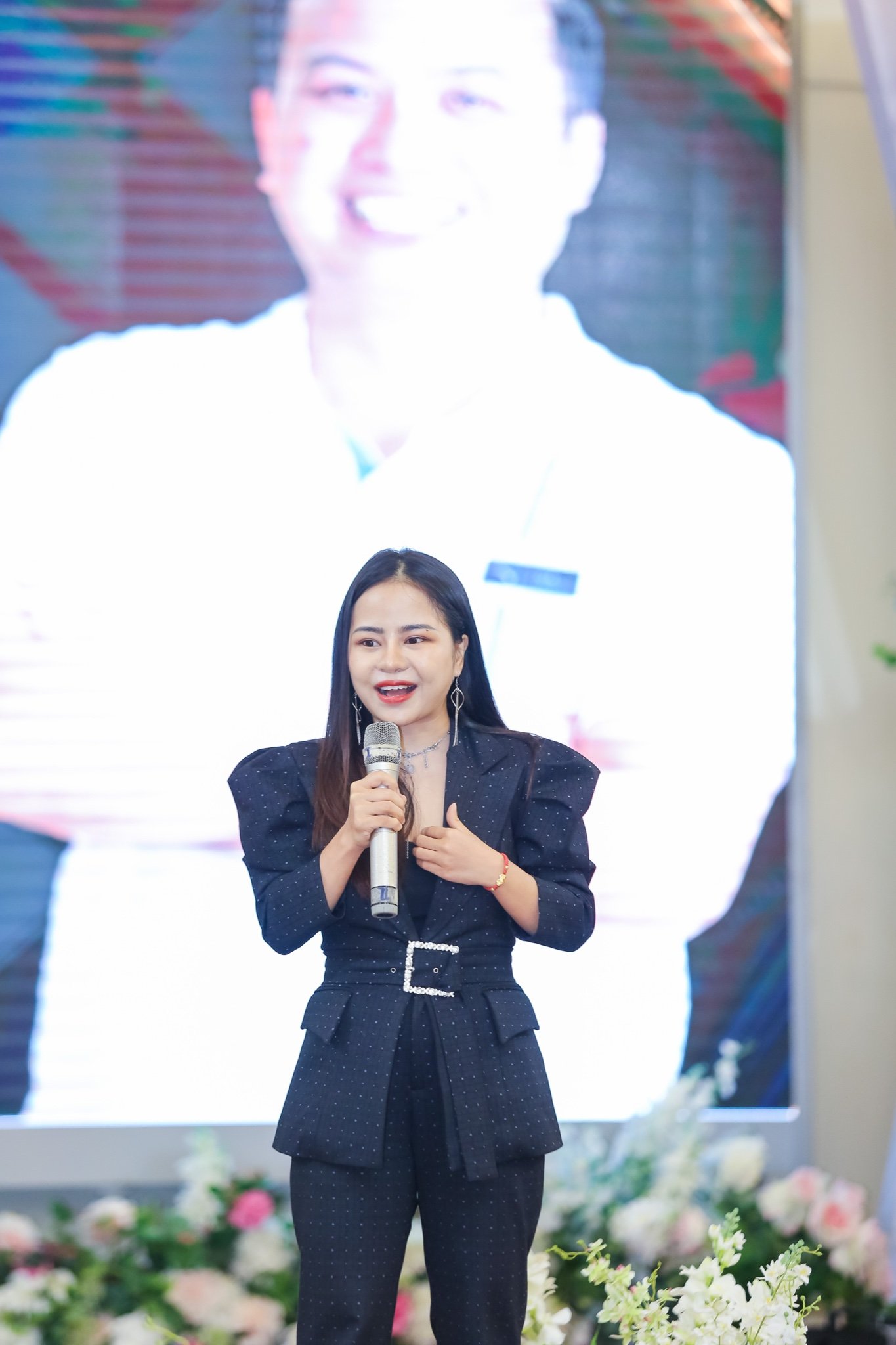 Thiều Vân Anh trên sân khấu đào tạo kinh doanh cho phụ nữ