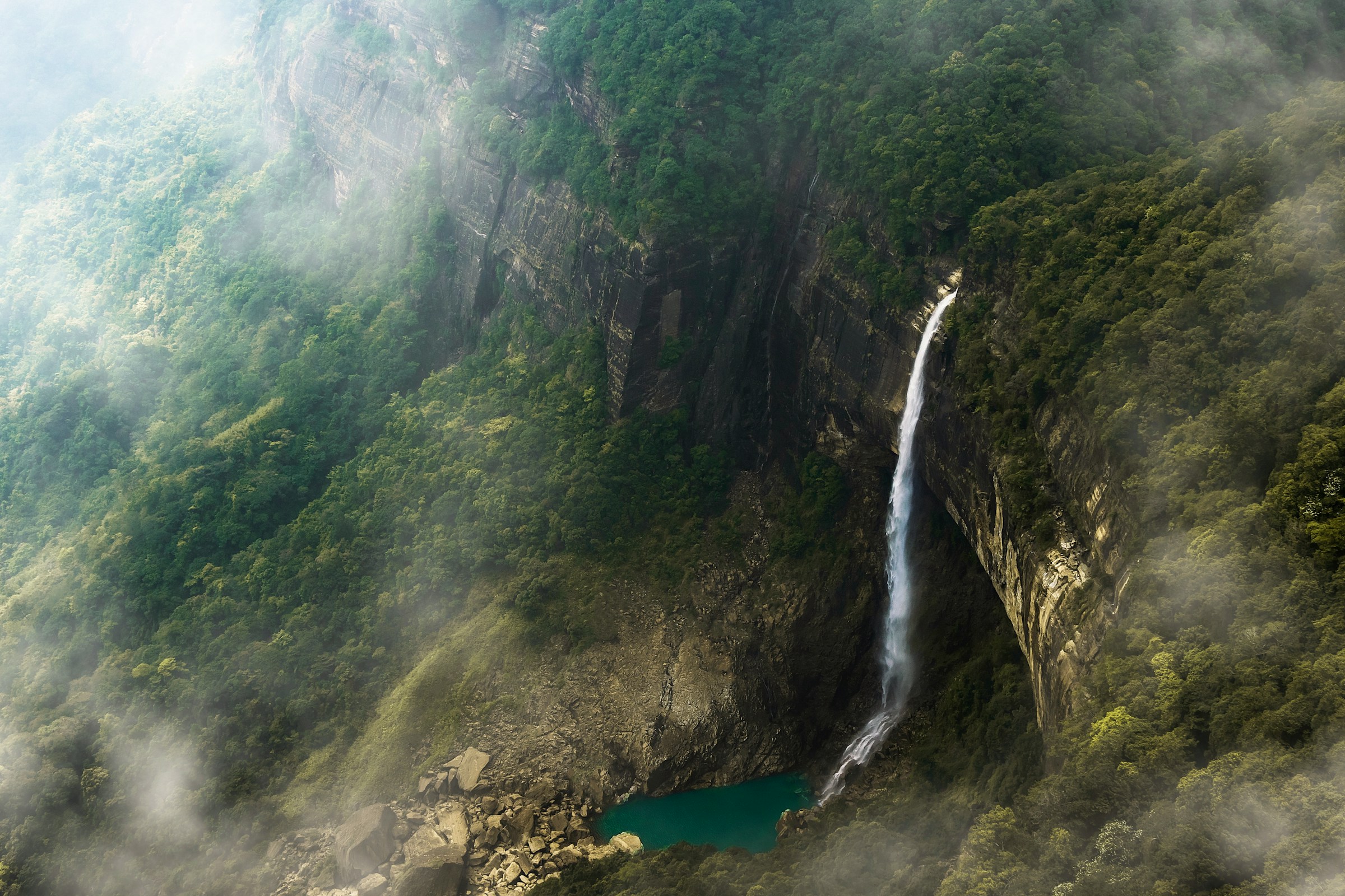 Vách đá và thung lũng Cherrapunji (Sohra), Meghalaya mây phủ, thác nước đổ xuống hồ nước xanh ngọc