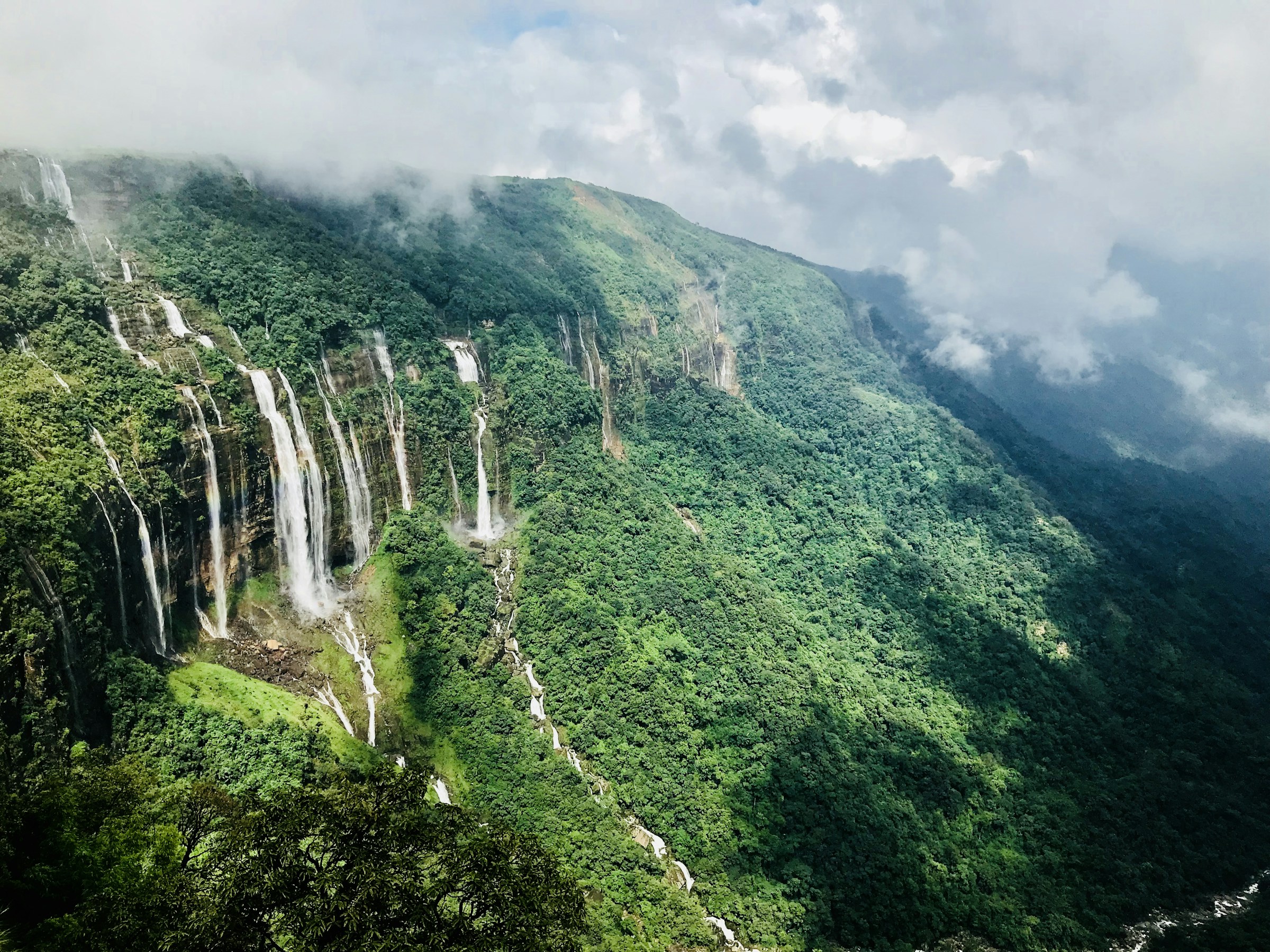 Thác Bảy Chị Em ở Meghalaya — ngọn thác chỉ chảy khi trời đổ mưa, và ba bài học tôi mang về