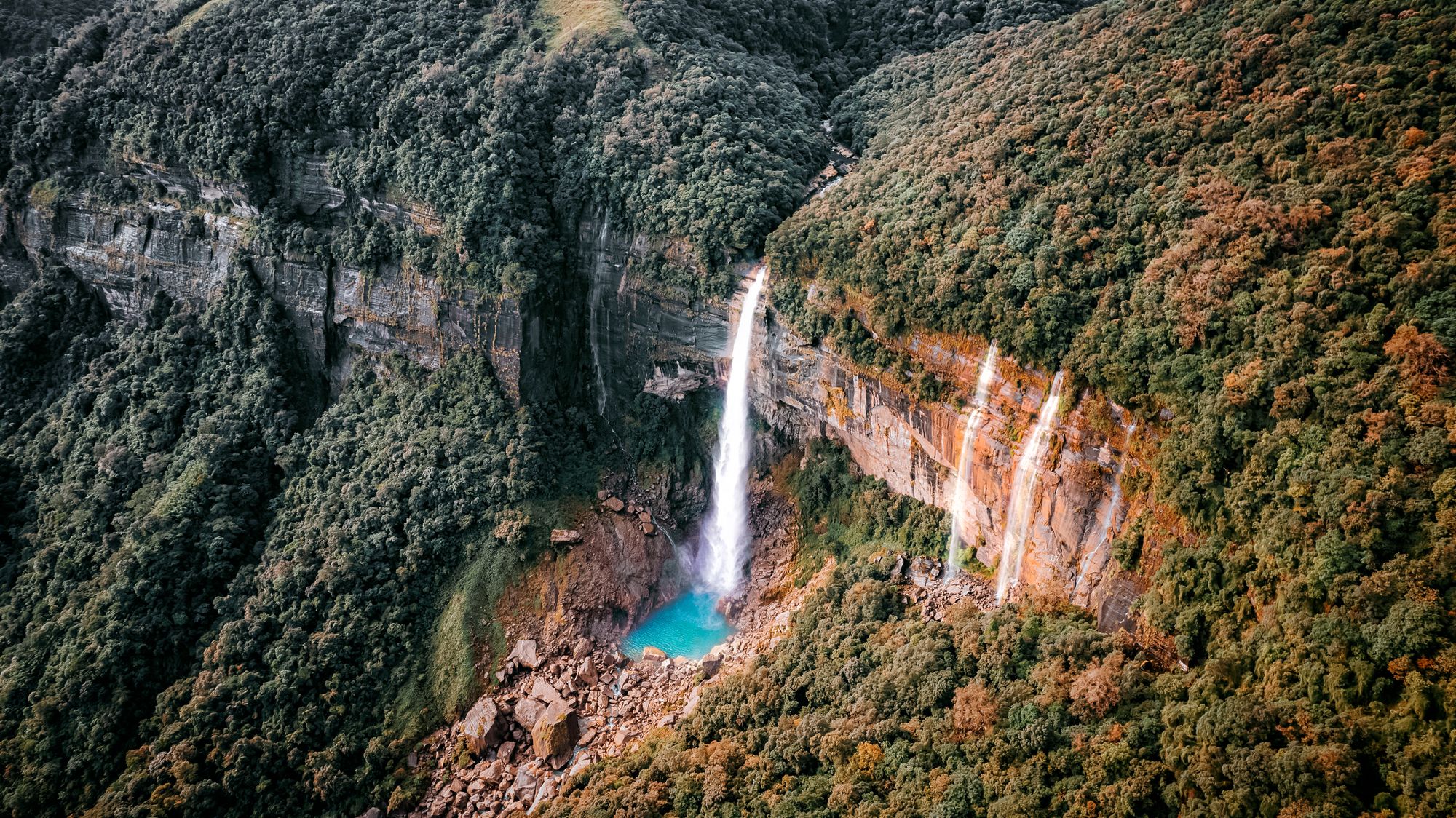 Thác Nohkalikai ở Cherrapunji, Meghalaya nhìn từ trên cao — dòng nước trắng đổ xuống hồ xanh ngọc giữa rừng