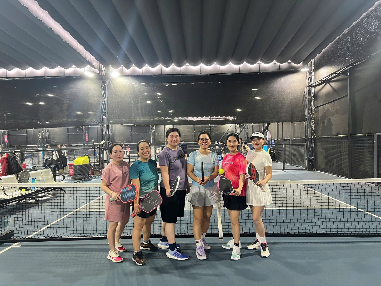 Các thành viên BNI THANGLONG và đoàn doanh nghiệp Việt kiều Úc trên sân pickleball sáng 23/08/2026