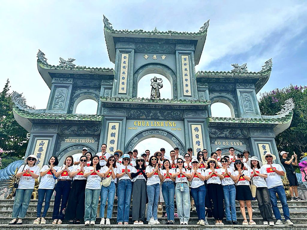 Đoàn tại Chùa Linh Ứng, Đà Nẵng