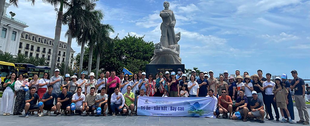 Đoàn gần 500 khách Trường Đại học Điện lực tại tượng đài Mẹ Suốt, Quảng Bình 7/2025