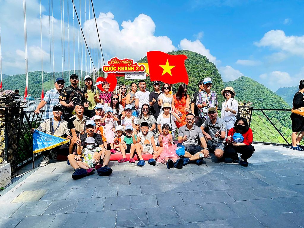 Đoàn khách tại Mộc Châu