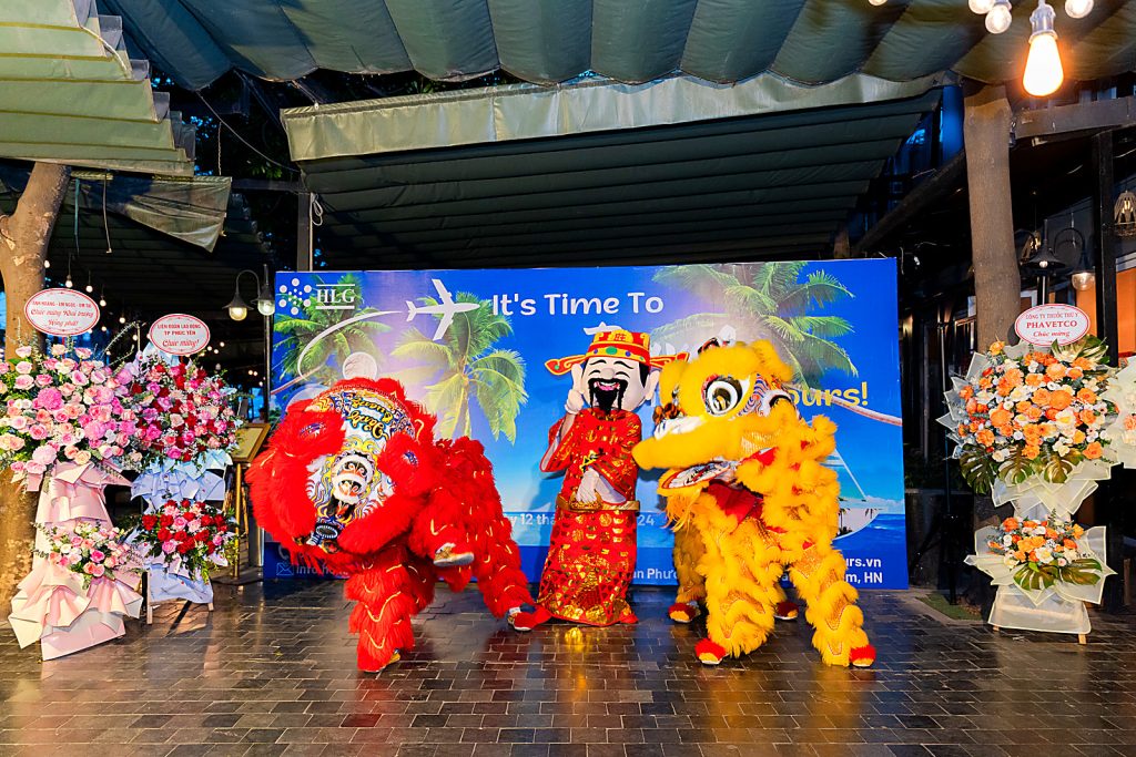 Múa lân và hoa chúc mừng trong lễ khai trương HoliTours Hà Nội