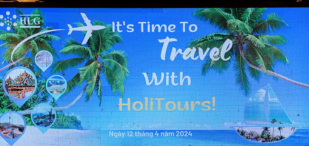 Màn hình khai trương HoliTours — It's Time To Travel With HoliTours