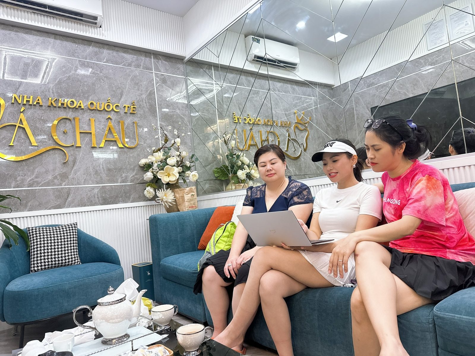 Đoàn khảo sát mở laptop làm việc ngay tại sảnh lễ tân Nha khoa Quốc tế Á Châu, vẫn nguyên trang phục thể thao