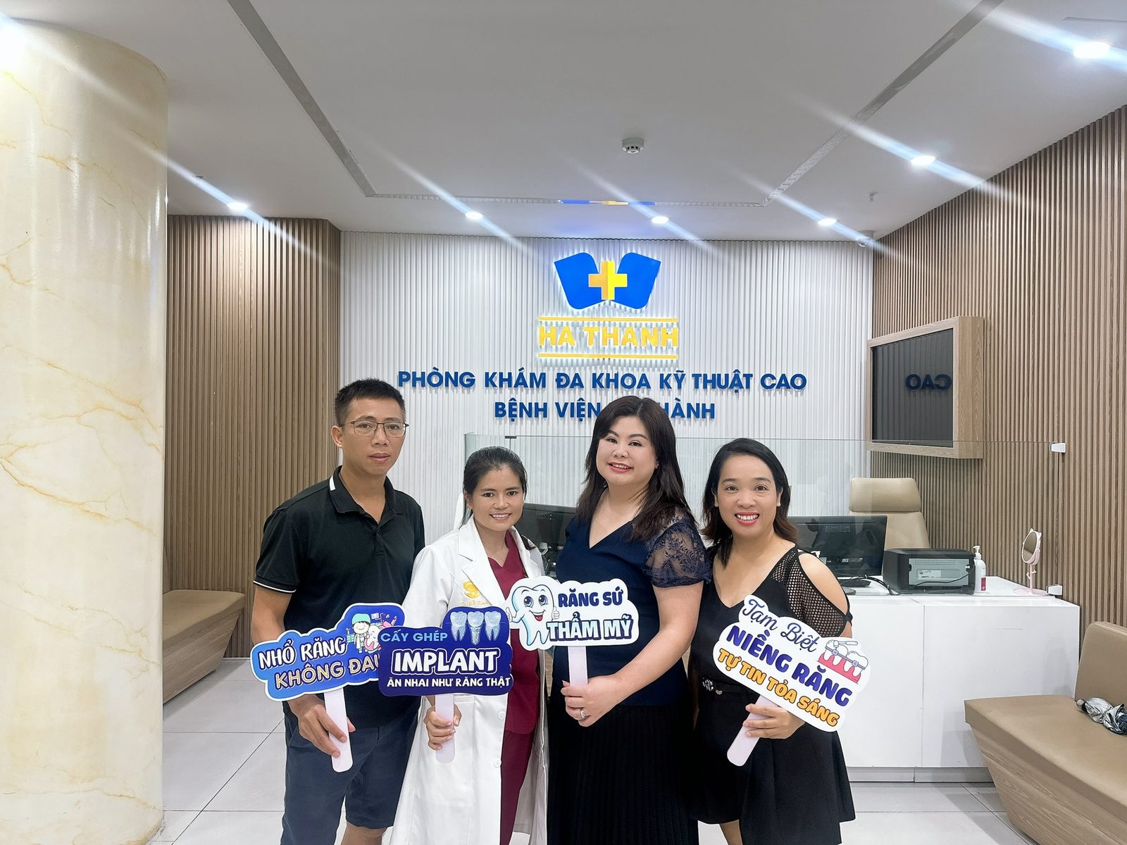 Đoàn làm việc tại sảnh Phòng khám Đa khoa Kỹ thuật cao Hà Thành cùng bác sĩ của cơ sở