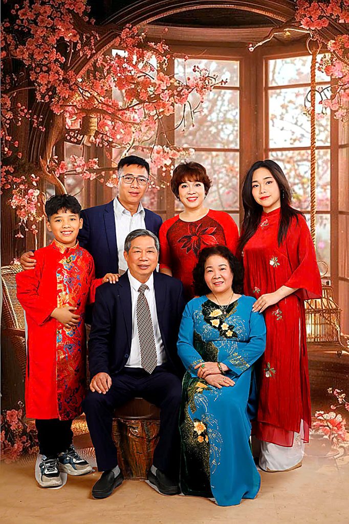 Đại gia đình ba thế hệ nhà chị Nguyễn Thị Việt Hà chụp Tết bên hoa đào
